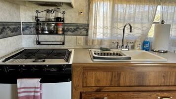 Stovetop, coffee/tea maker, cookware/dishes/utensils