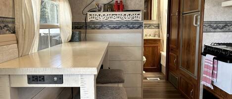 Stovetop, coffee/tea maker, cookware/dishes/utensils