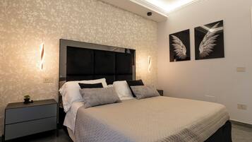 Departamento Deluxe, vista a la ciudad | Caja de seguridad en la habitación, cortinas blackout y insonorización