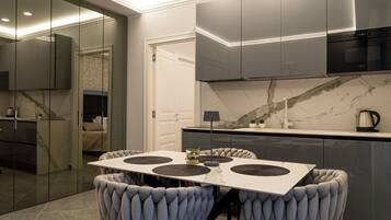 Departamento Deluxe, vista a la ciudad | Cocina privada