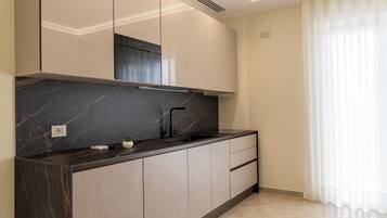 Suite, City View | Private kitchenette