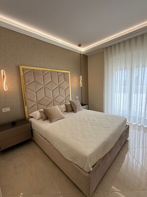Apartamento superior, vistas a la ciudad | Caja fuerte, cortinas opacas, sistema de insonorización y wifi gratis