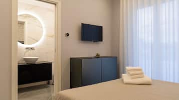 Dusche, Haartrockner, Hausschuhe, Handtücher