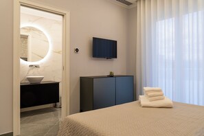 Deluxe Apartment, City View | Bathroom | Shower, hair dryer, slippers, towels - Amabile Luxury Rooms (Sant'Antonio Abate)