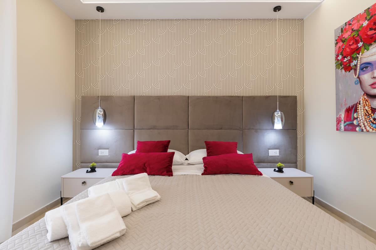 Apartamento superior, vistas a la ciudad | Caja fuerte, cortinas opacas, sistema de insonorización y wifi gratis
