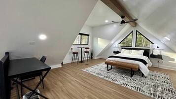 2 bedrooms, desk, WiFi, bed sheets