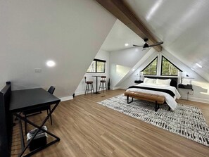 2 bedrooms, desk, WiFi, bed sheets