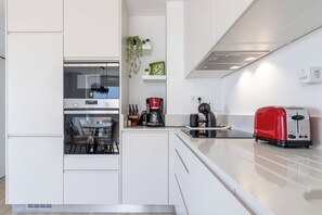 Mikrobølgeovn, ovn, kokeplater og oppvaskmaskin