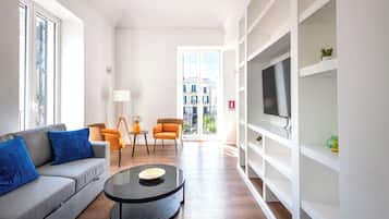 Apartamento, 1 quarto | Área de estar | TV 30 polegadas com canais via satélite