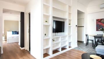 Apartamento, 1 quarto | Área de estar | TV 30 polegadas com canais via satélite
