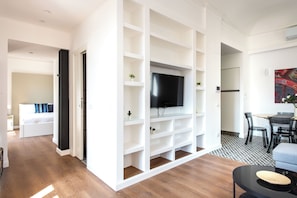 Apartamento, 1 quarto | Área de estar | TV 30 polegadas com canais via satélite