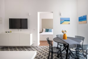 Apartamento básico | Área de estar | TV 30 polegadas com canais via satélite