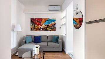 Apartamento clássico | Área de estar | TV 30 polegadas com canais via satélite