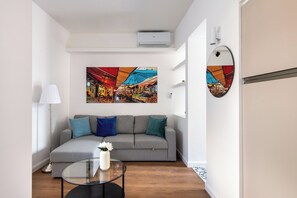 Apartamento clássico | Área de estar | TV 30 polegadas com canais via satélite