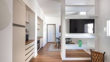 Apartamento clássico | Área de estar | TV 30 polegadas com canais via satélite