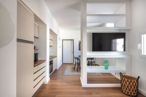 Apartamento clássico | Área de estar | TV 30 polegadas com canais via satélite