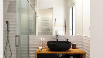 Apartment, 1 Bedroom | Bathroom | Shower, hair dryer, bidet, towels
