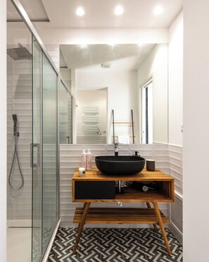 Appartement, 1 slaapkamer | Badkamer | Een douche, een haardroger, handdoeken, zeep