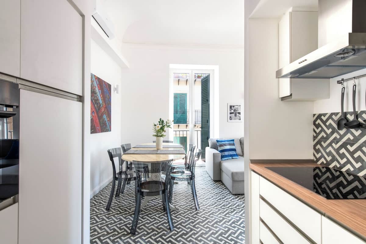 Apartamento, 1 quarto | Área de estar | TV 30 polegadas com canais via satélite