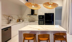 Réfrigérateur, four à micro-ondes, un four, lave-vaisselle