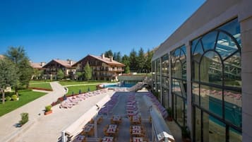 Ein Hotel mit Außenbereich und Pool.