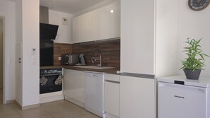 Refrigerador, microondas, horno y lavavajillas