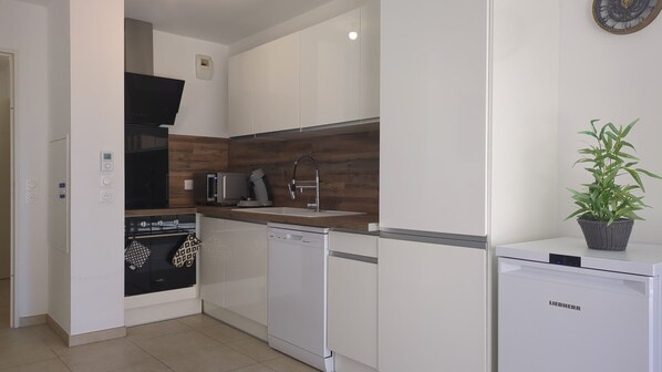 Jääkaappi, mikroaaltouuni, uuni, astianpesukone