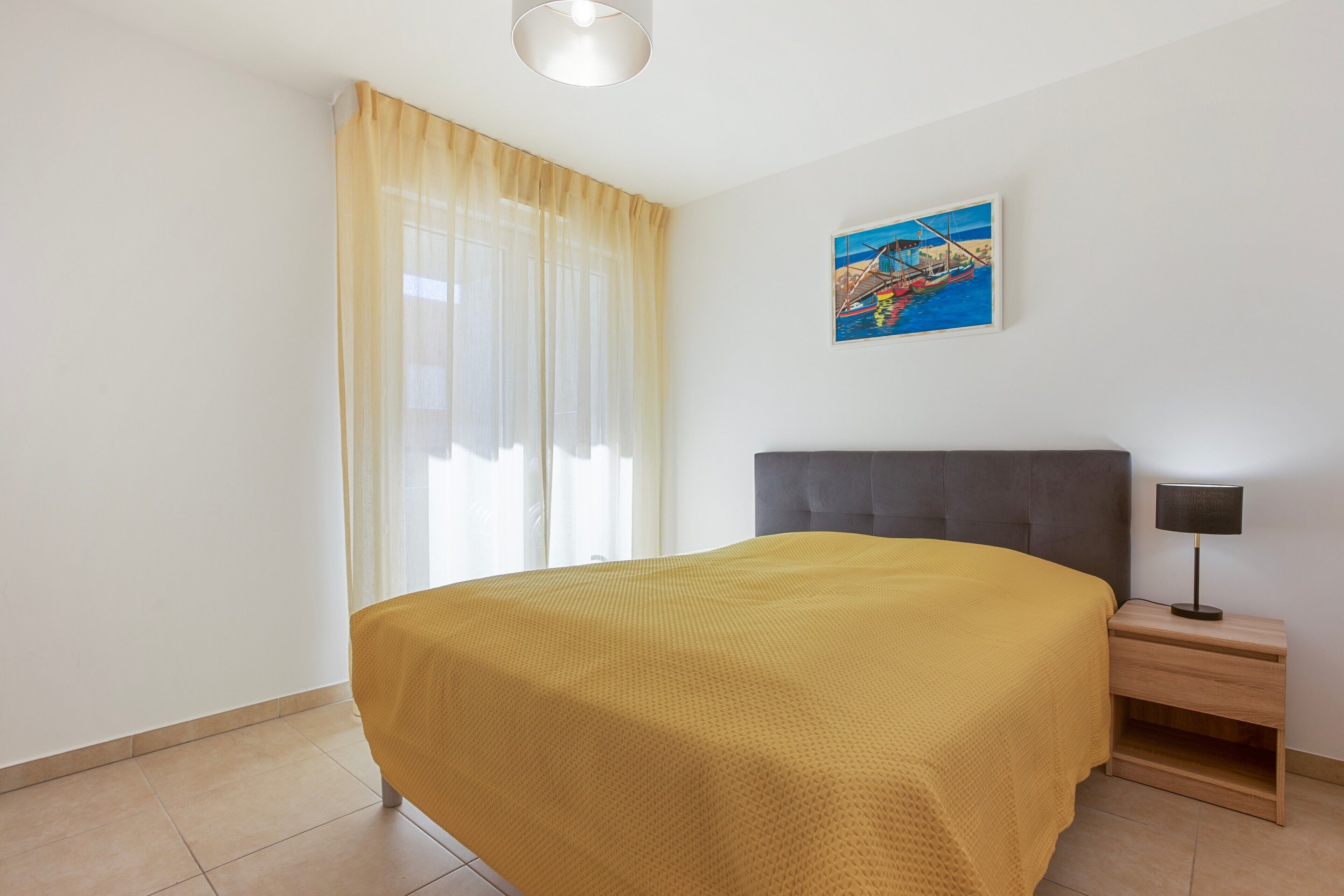 1 dormitorio, escritorio, tabla de planchar con plancha y wifi