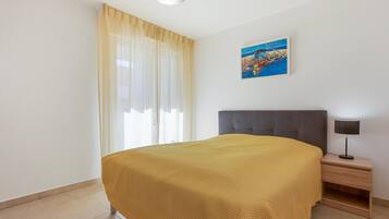 1 dormitorio, escritorio, tabla de planchar con plancha y wifi
