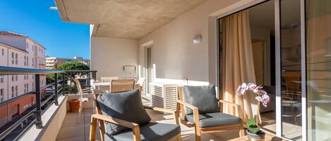 تناول الطعام بالخارج