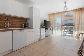 Refrigerador, microondas, horno y lavavajillas