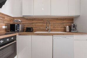 Kjøleskap, mikrobølgeovn, ovn og kokeplater