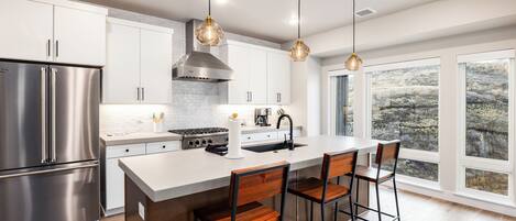 Refrigerador, microondas, horno y parrilla de estufa