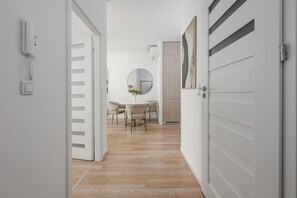 Apartamento superluxo, vista para a cidade | Cortinas blackout, ferros/tábuas de passar roupa, Wi-Fi de cortesia