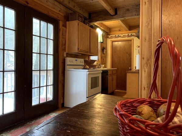 Frigorífico, microondas, placa de cocina y lavavajillas