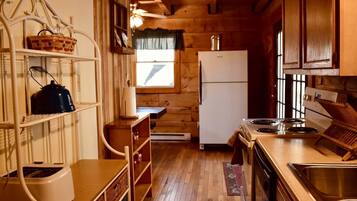 Køleskab, mikrobølgeovn, kogeplade, opvaskemaskine