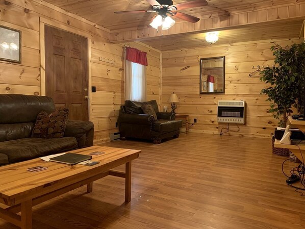 TV - Cozy Cabin Ideal to Create New Family Memories in West Virginia (Monterville)