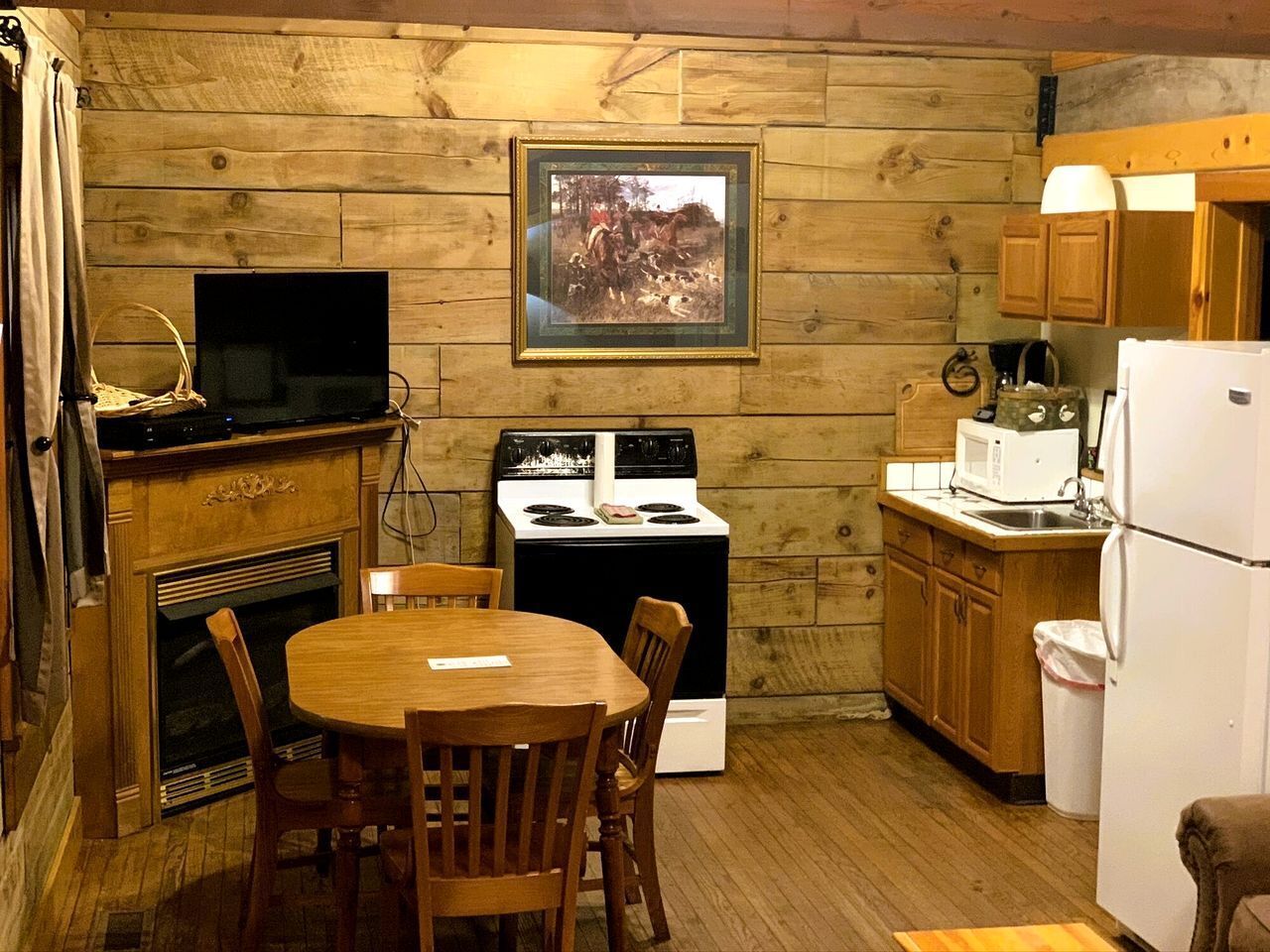 Een koelkast, een microgolfoven, een kookplaat