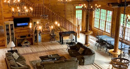 Picturesque Suite with Indoor Jacuzzi Tub in West Virginia