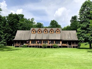 Exterior - Picturesque Suite with Indoor Jacuzzi Tub in West Virginia (Monterville)