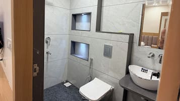 Habitación cuádruple | Baño | Ducha, toallas, jabón y champú