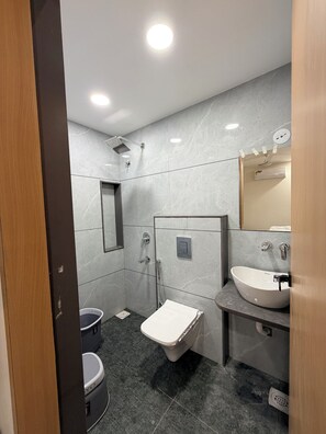 Doppelzimmer | Badezimmer | Dusche, Handtücher, Seife, Shampoo