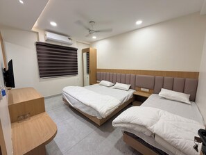 Vierbettzimmer | Schreibtisch, kostenloses WLAN