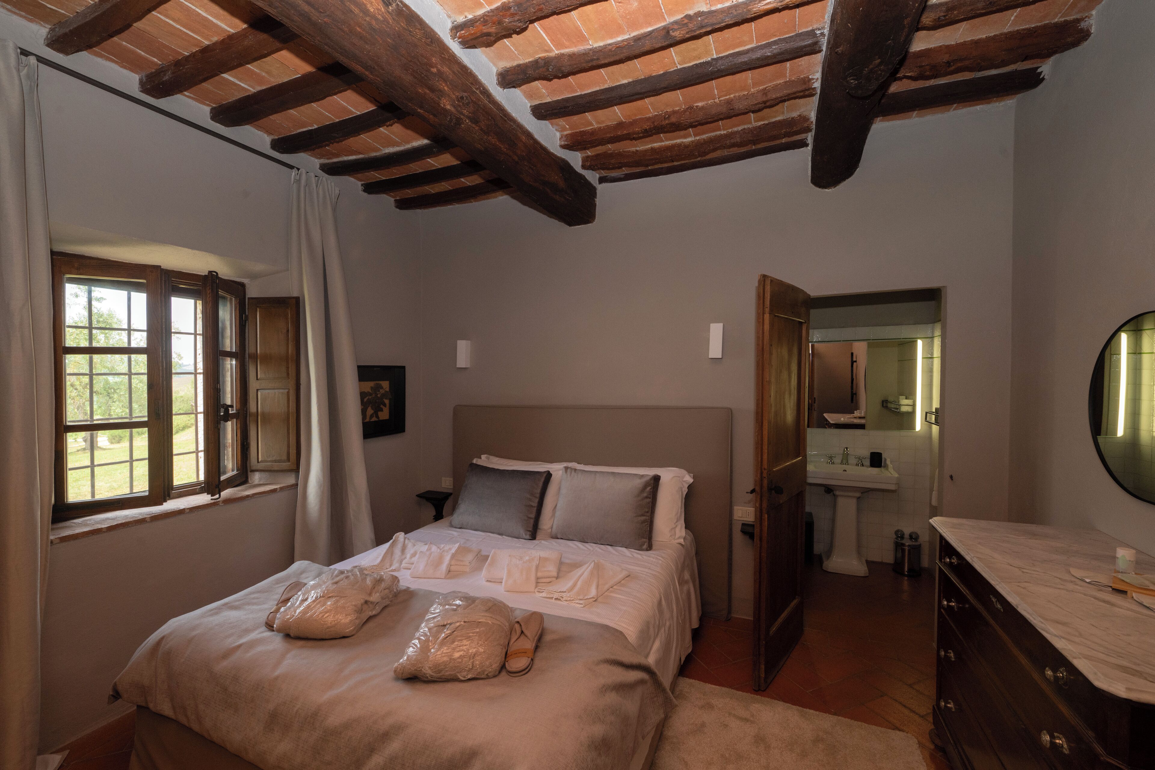 Luxury Suite | In-room safe, blackout drapes, free WiFi