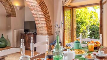 Superior Apartment, Courtyard View | Private kitchen | Mini-fridge, stovetop, highchair, dining tables