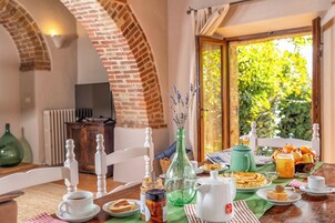 Superior Apartment, Courtyard View | Private kitchen | Highchair