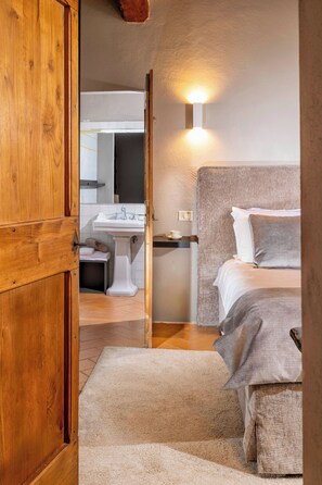 Luxe suite | Donsdekens, een kluis op de kamer, verduisterende gordijnen