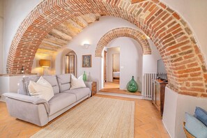 Superior Apartment, Courtyard View | Living area - Le Sorbelle D Orcia (Pienza)