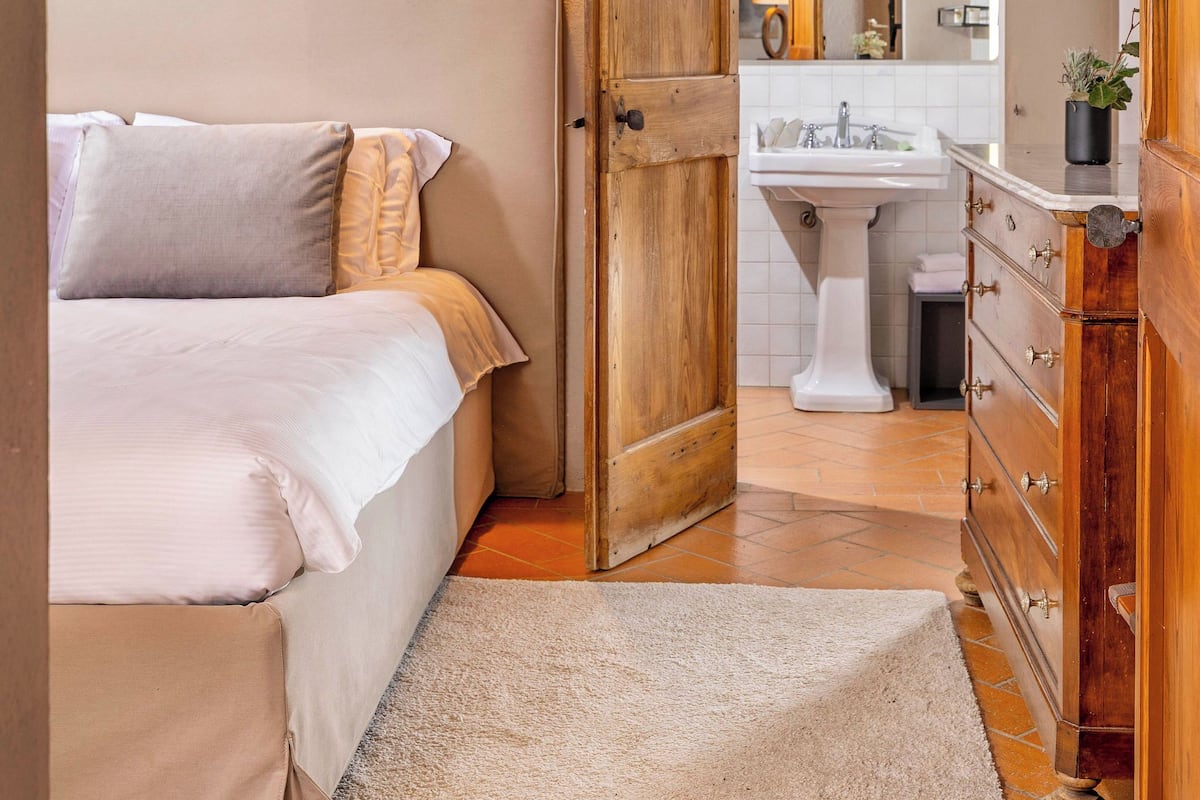 Luxury Suite | In-room safe, blackout drapes, free WiFi