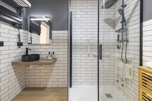 Shower, towels, shampoo